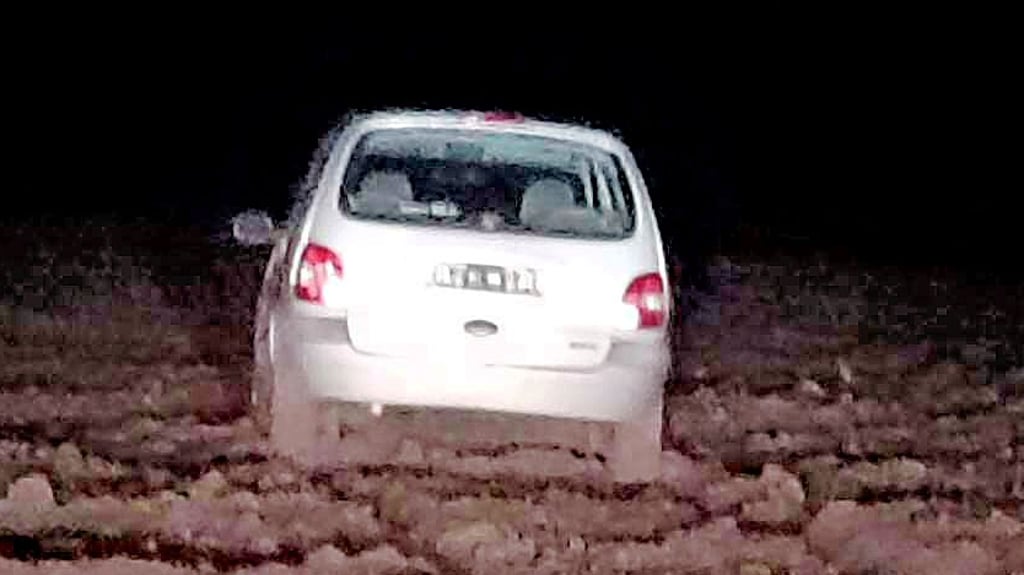 Auf Feld gelandet: Die Kripo sucht den Fahrer dieses Autos.