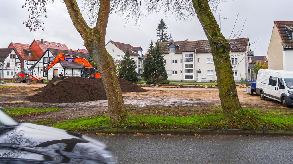 Blick von der Landesstraße 2: Der Wohnblock Salzstraße 5/6 in der Hansestadt Seehausen (Altmark) war einmal.