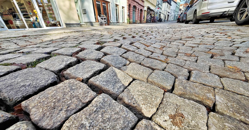 Eine Huckelpiste: Bis zu acht Zentimeter tief sind die Spurrinnen mittlerweile in der Kylischen Straße in Sangerhausen.