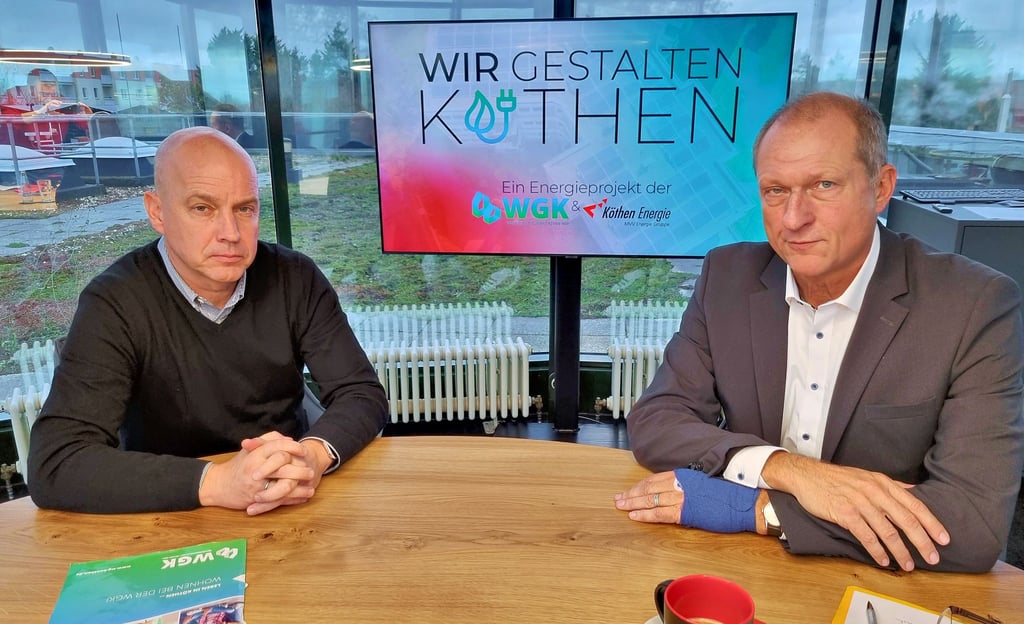 Die Geschäftsführer von Wohnungsgesellschaft Köthen und Köthen Energie, David Rieck und Falk Hawig (v. li.), stellten ihr neues Projekt vor.