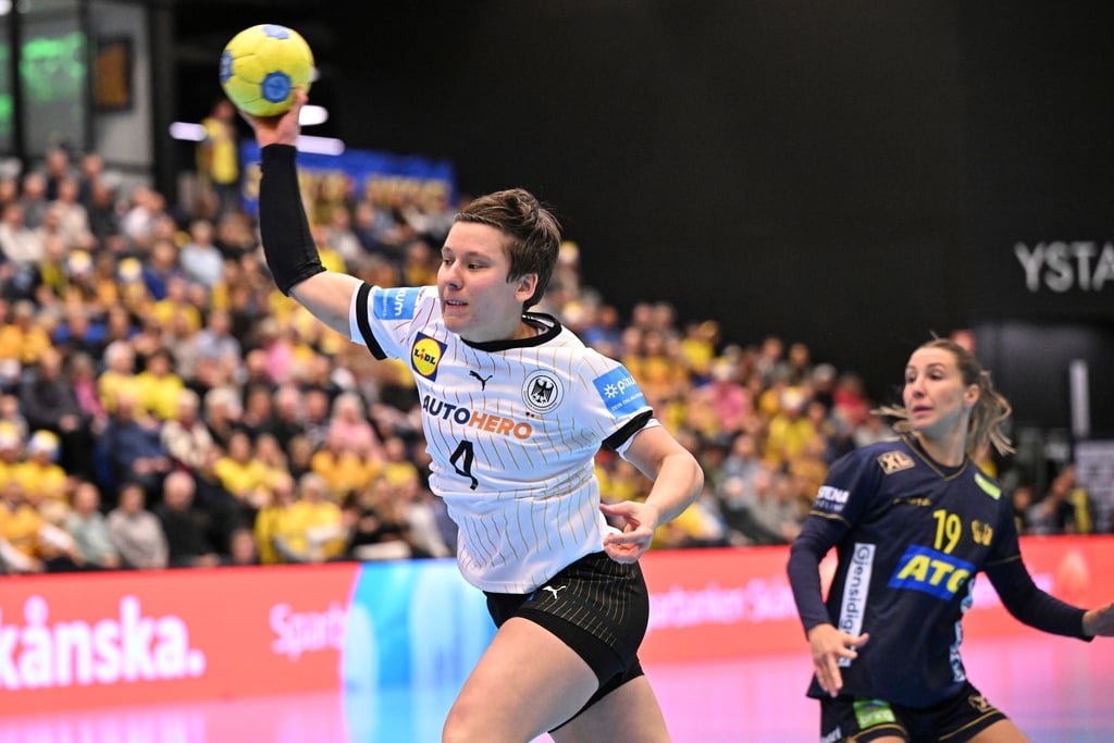 Alina Grijseels (l) und die DHB-Frauen setzten sich in Schweden durch.