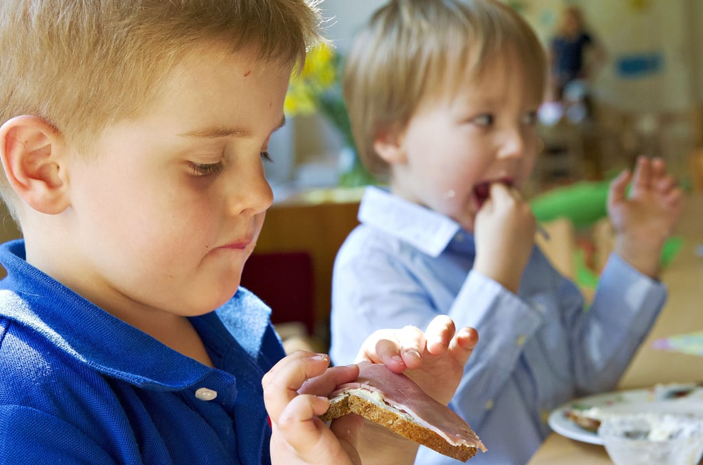 Kita-Kinder essen ein belegtes Brot. Dafür wird in Tangerhütte jetzt eine Servicepauschale erhoben – zusätzlich zum Essengeld.