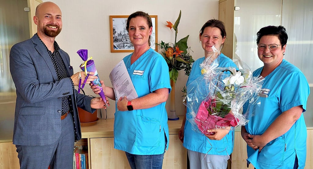 Gratulation zum Ausbildungsbeginn: Martin Schenkenberger (v.l.n.r.), Geschäftsbereichsleiter Altenhilfe heißt Azubi Daniela Spura ebenso willkommen wie Praxisanleiterin Sophia Baer und Katja Schneider, Pflegedienstleiterin in der Sozialstation Zörbig.