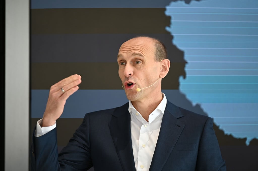 Ralf Brandstätter, Volkswagen-Vorstand für China, spricht auf einer Pressekonferenz.