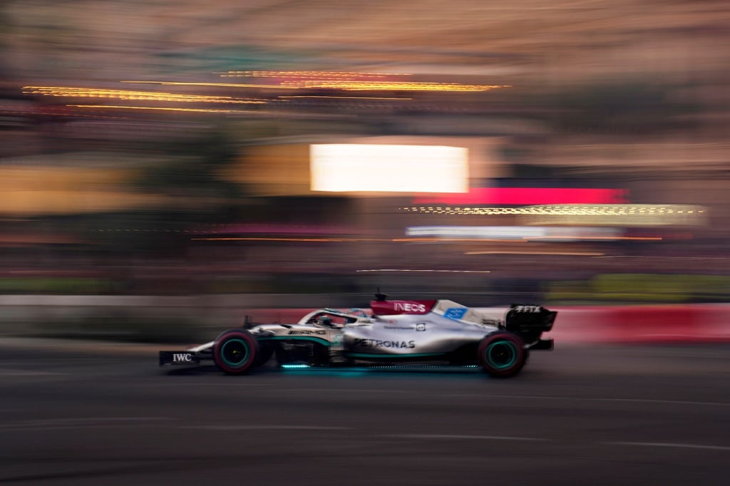 George Russell fuhr beim Trainingsauftakt in Abu Dhabi im Mercedes die schnellste Zeit.