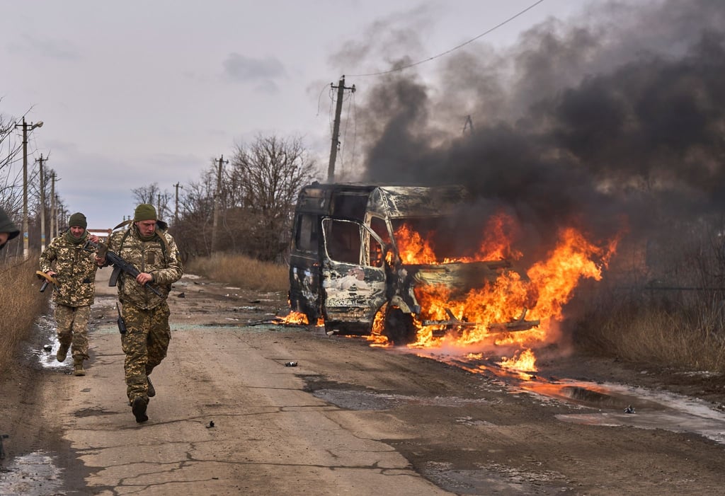 10. Gebirgsjägerbrigade „Edelweiß“: Nach einem Drohnenangriff in der Nähe von Bachmut in der Region Donezk brennt ein Bus.