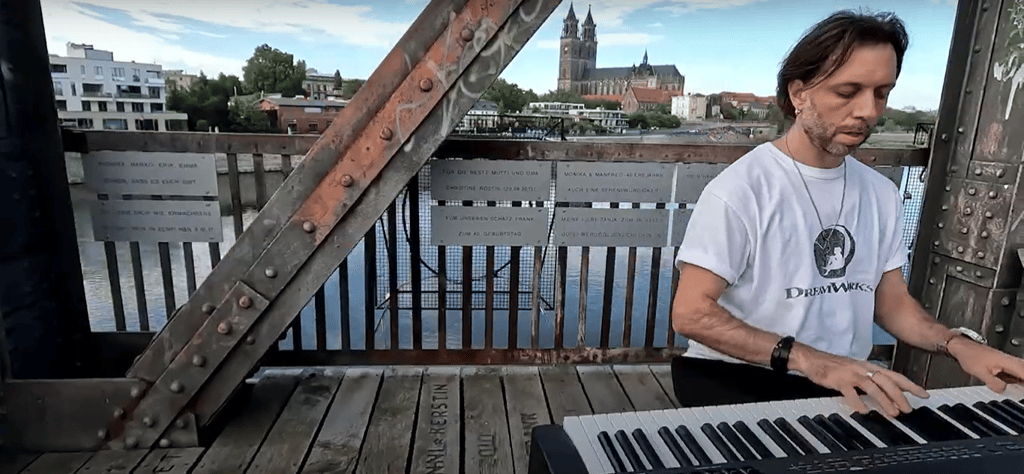 Alberto Pizzo auf der Hubbrücke in Magdeburg.
