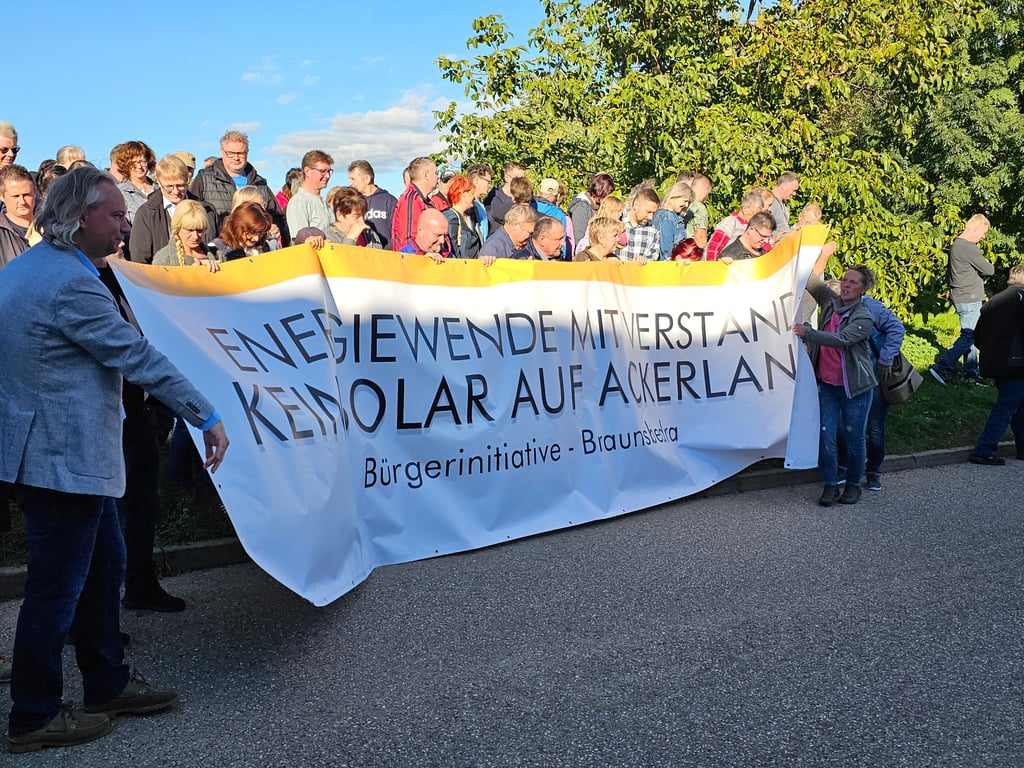 Mehrere Banner wie dieses hat die Bürgerinitiative Braunsbedra mittlerweile im Stadtgebiet aufgehängt.