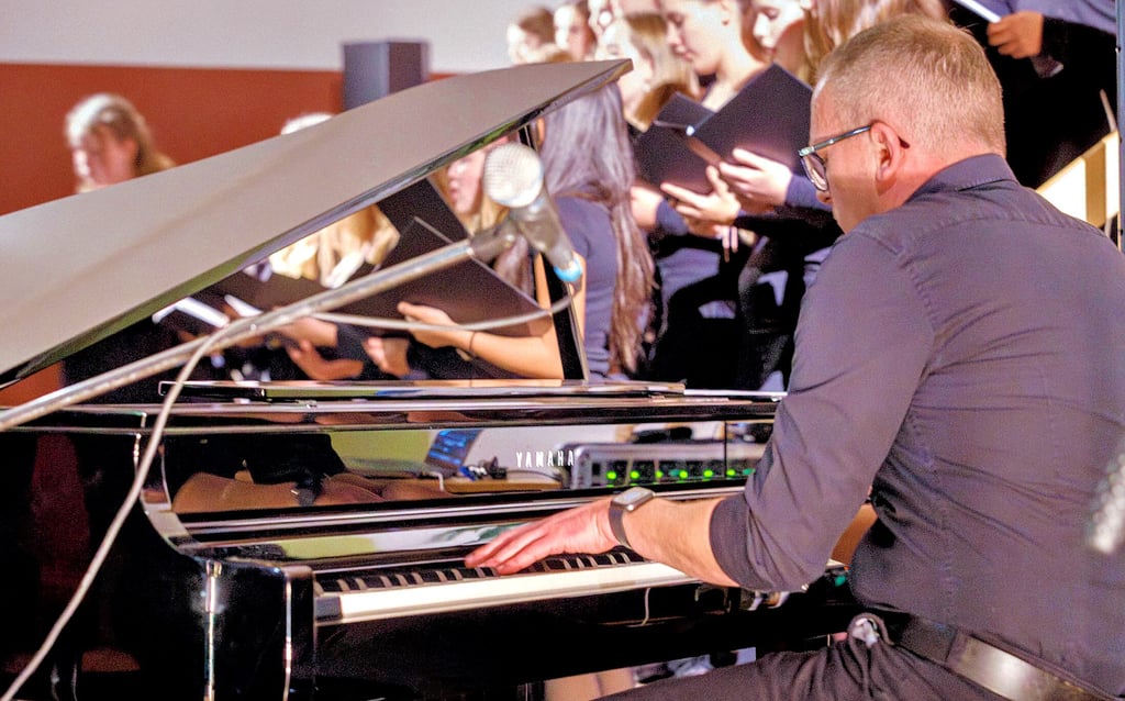 Das Zeitzer Gymnasium hat einen neuen digitalen Flügel. Musiklehrer Alexander Brembach spielte ihn zur Einweihung am Donnerstagabend in der Aula in Zeitz-Ost. Dazu sang der Kinder- und Jugendchor der Schule.