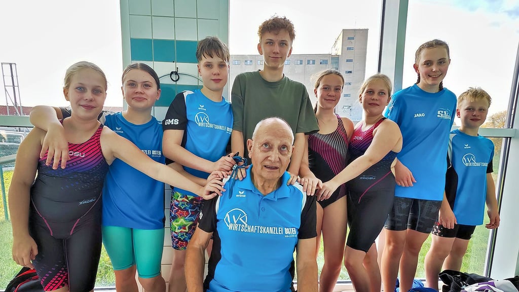 Klaus Hoffmann ist 79 und seit fast 60 Jahren Schwimmtrainer. Hier mit seinen Schützlingen bei einem Wettkampf.