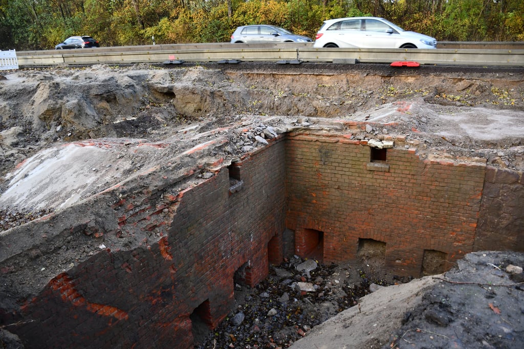 An der MVB-Baustelle am Magdeburger Ring wurden Festungsreste neben der Fahrbahn entdeckt.