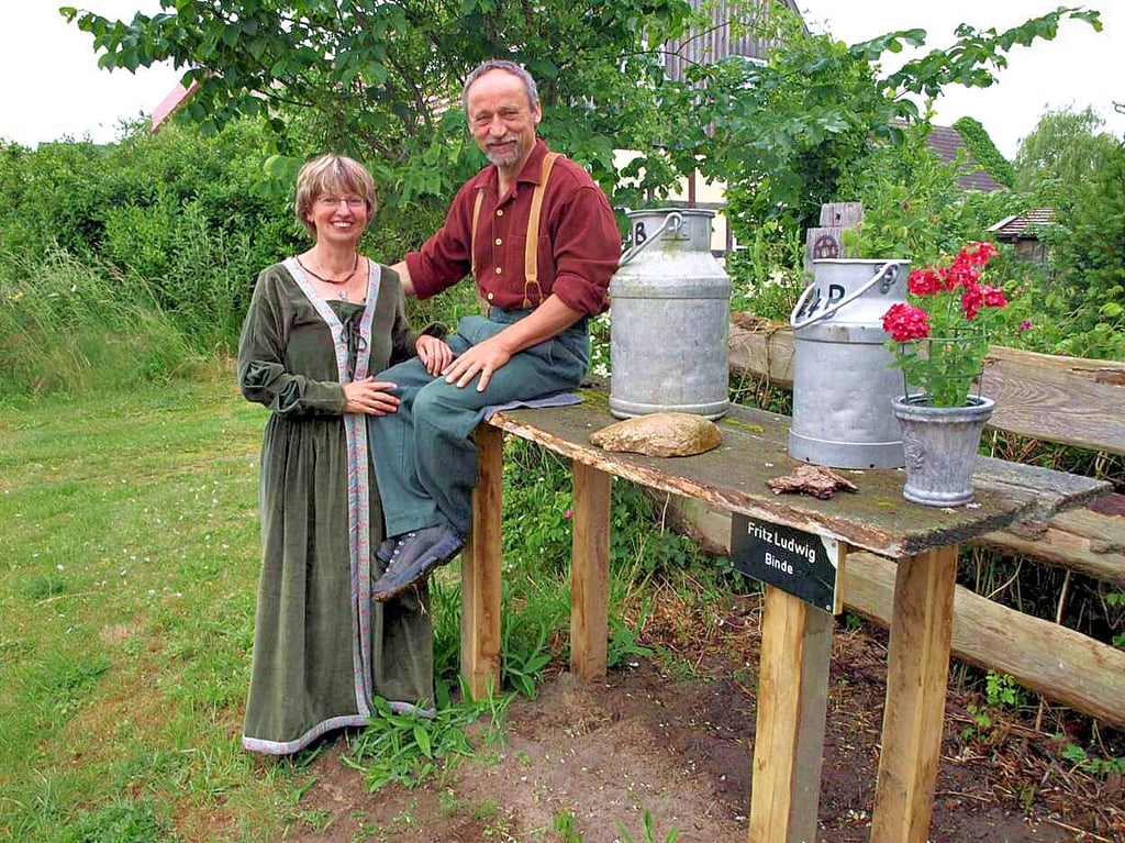 Traudi und Jürgen Starck erinnern mit dem Milchbock vor ihrem Haselnusshof in Binde/Arendsee an frühere Zeiten der Landwirtschaft.