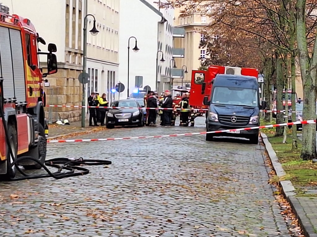 Die Feuerwehrist vorm Amtsgericht im Einsatz.