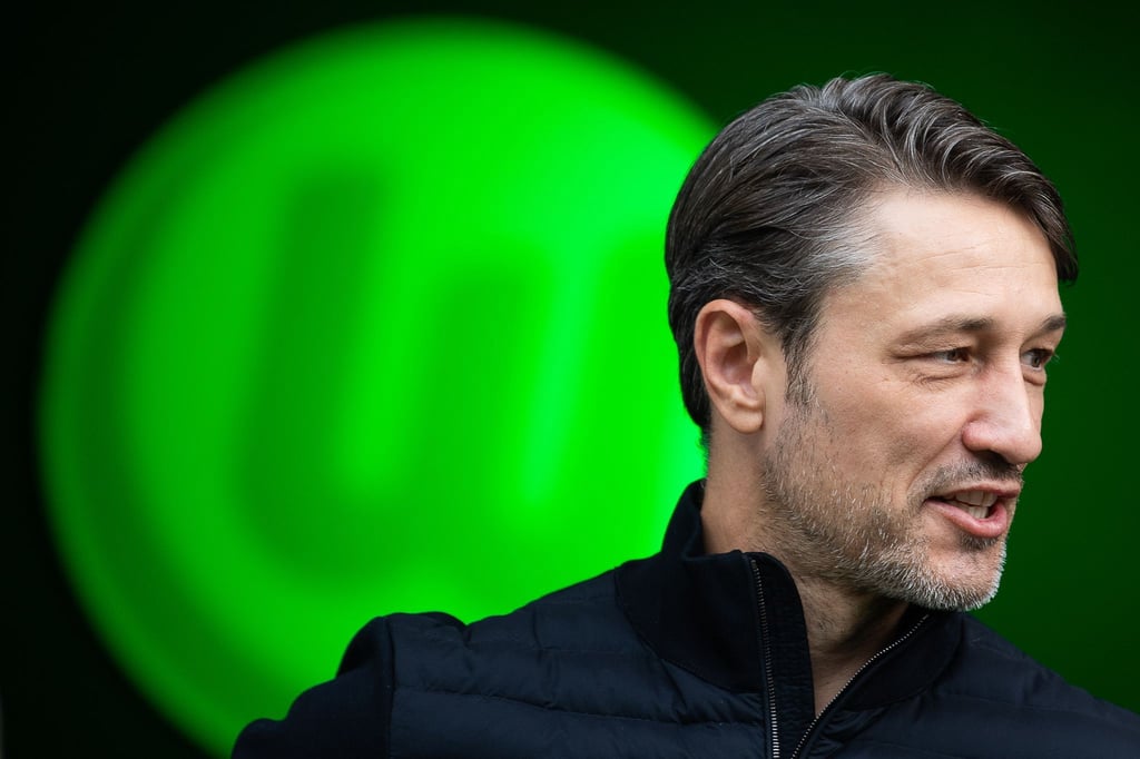 Wolfsburgs Trainer Niko Kovac ist vor dem Spiel im Stadion.