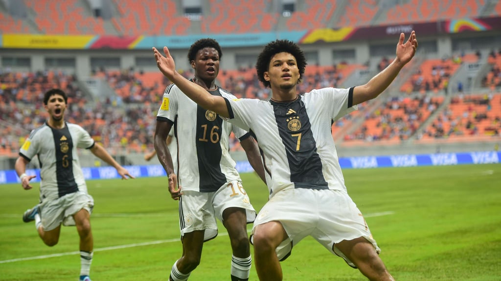 Paris Brunner feiert sein Tor, dahinter steht Winners Osawe von RB Leipzig.