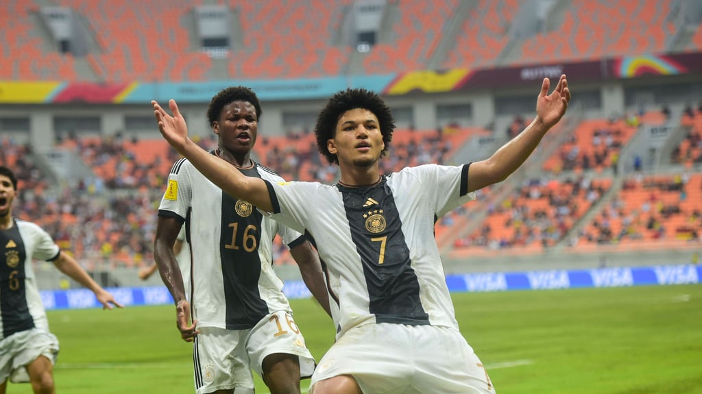 Paris Brunner feiert sein Tor, dahinter steht Winners Osawe von RB Leipzig.