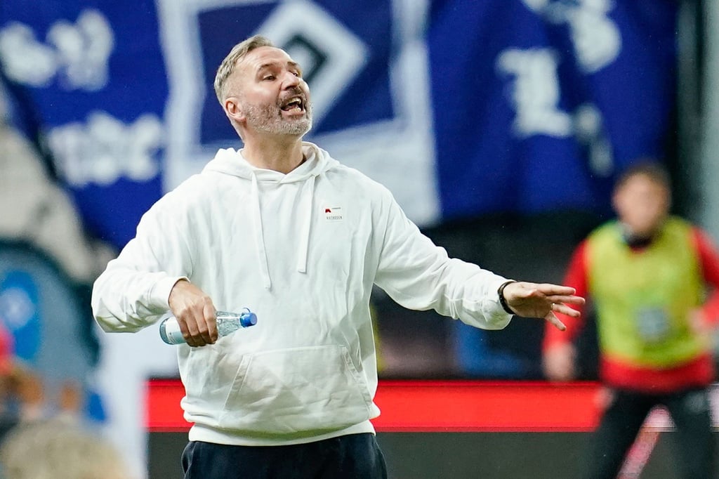 Hamburgs Trainer Tim Walter gestikuliert.