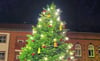 Spätestens am 1. Dezember leuchtet wieder der Weihnachtsbaum auf dem  Rathausplatz.