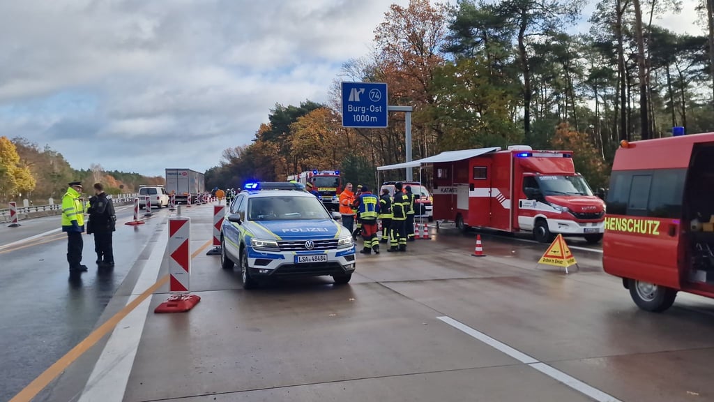 Einsatzfahrzeuge von Polizei und Feuerwehr stehen auf der A2, die Polizei lässt den sich stauenden Verkehr abrollen.