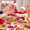 Bald ist Weihnachten und die ganze Familie sitzt am gedeckten Tisch und lässt sich das Essen schmecken.