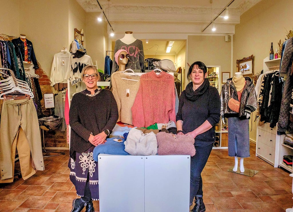 Vor einem Jahr haben sich die Schwestern Heike Gorldt (li.) und Katja Görmer den Traum ihres eigenen Modegeschäfts in der Wittenberger Innenstadt erfüllt. Diese Entscheidung haben sie nicht bereut.