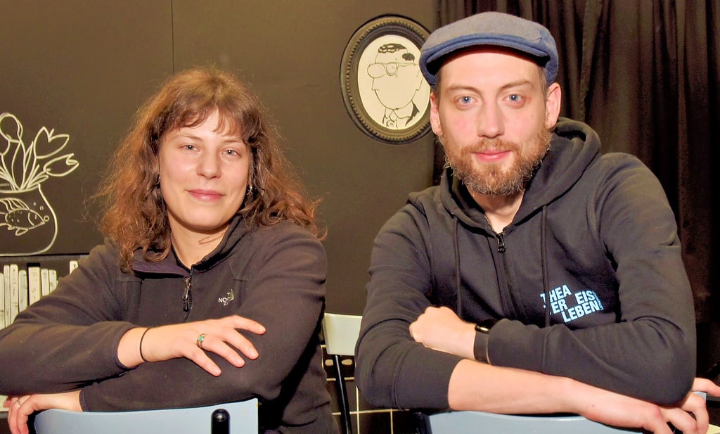 Fabienne Bachmann und Finn Lorenzen in der Kulisse für das Loriot-Stück, bei dem sie zum ersten Mal im Einsatz sind.