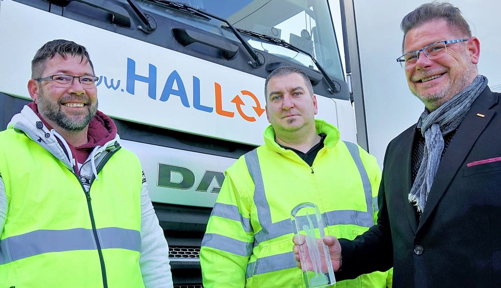 Hallog-Geschäftsführer Uwe Ritzmann (rechts) mit den Mitarbeitern David Stanko und Christian Agthe. Alle Lkw erfüllen die höchste Abgasnorm.