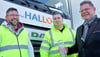 Hallog-Geschäftsführer Uwe Ritzmann (rechts) mit den Mitarbeitern David Stanko und Christian Agthe. Alle Lkw erfüllen die höchste Abgasnorm.