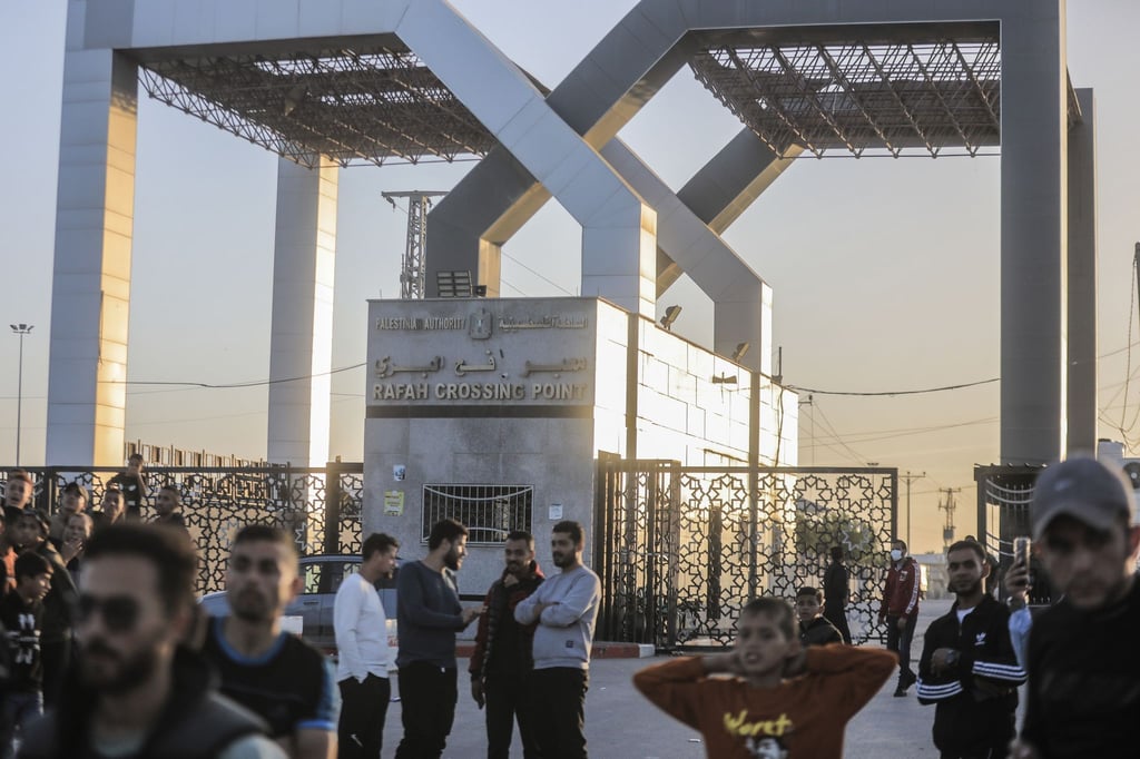 Palästinenser versammeln sich vor dem Tor des Grenzübergangs Rafah.
