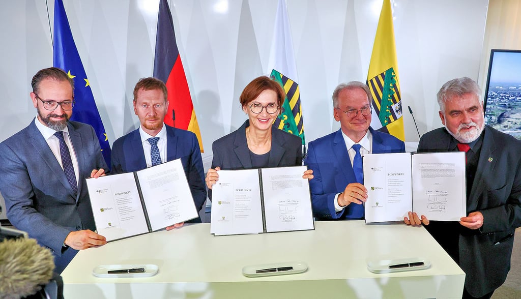 Am 2. November unterzeichneten Sachsens Wissenschaftsminister Sebastian Gemkow, Ministerpräsident Michael Kretschmer, Bundesbildungsministerin Bettina Stark-Watzinger, Sachsen-Anhalts Ministerpräsident Reiner Haseloff und Wissenschaftsminister Armin Willingmann (v.l.) eine gemeinsame Erklärung.