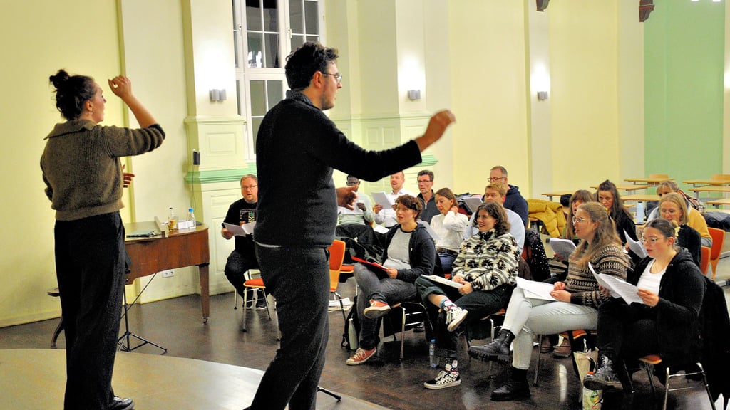 Josefine Hapryka und Giacomo Knoch bei einer Chorprobe im Bismarck-Gymnasium.