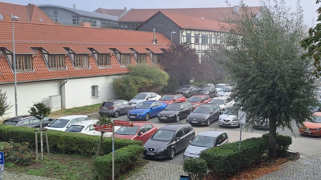 Blick auf einen Teil des Parkplatzes Düsterngraben in Halberstadt.