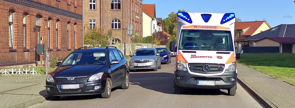 Ein Rettungswagen parkt mit blinkendem Blaulicht in einer Sackgasse so, dass kein anderes Fahrzeug mehr durchkommt. Darf er das?
