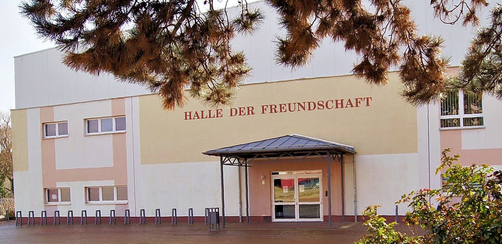 Die Halle der Freundschaft hat ein undichtes Dach.
