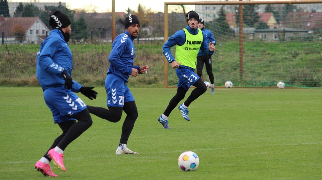 Leon Bell Bell, Xavier Amaechi und Andi Hoti vom 1. FC Magdeburg beim Training am Donnerstag vor dem wegweisenden Spiel gegen den VfL Osnabrück.