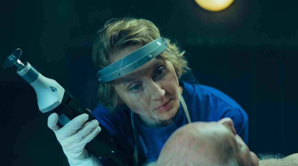 Szene der Miniserie „Die Totenfrau“: Für die Bestatterin Brunhilde Blum (Anna Maria Mühe) ist der Tod etwas Alltägliches.