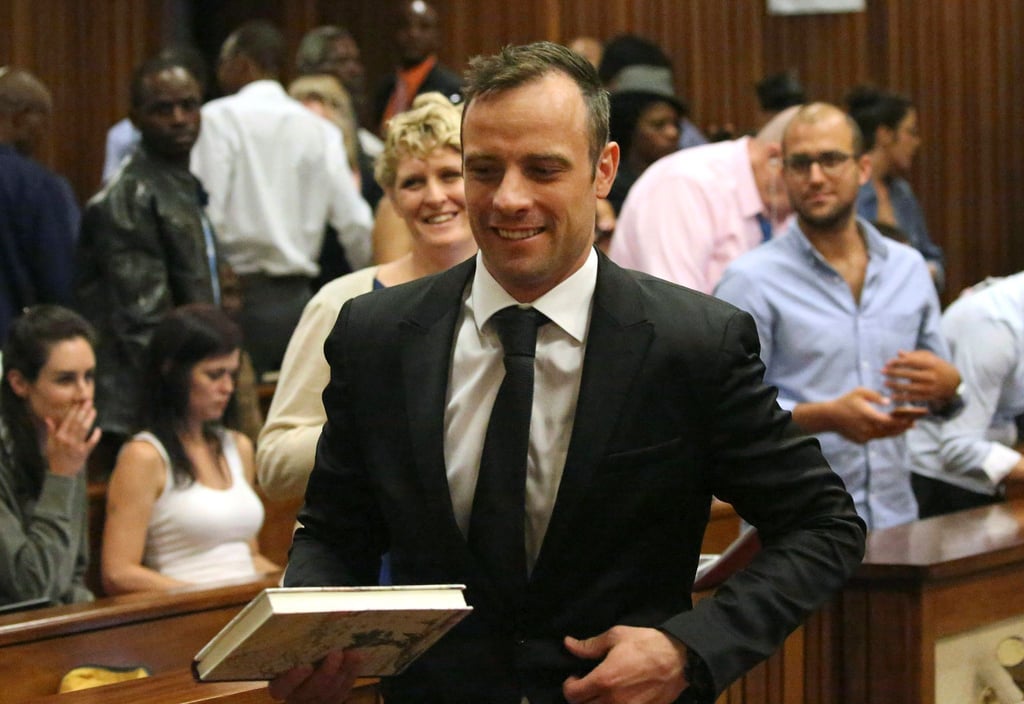 Oscar Pistorius (M) verlässt einen Gerichtssaal des Obersten Gerichtshofs (2015).