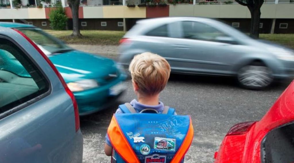 Ein 12 Jahre alter Junge ist an einer Bushaltestelle in Delitzsch von einem Auto angefahren und verletzt worden. Eine Frau mit Dutt soll den Unfall verursacht haben- Symbolbild: