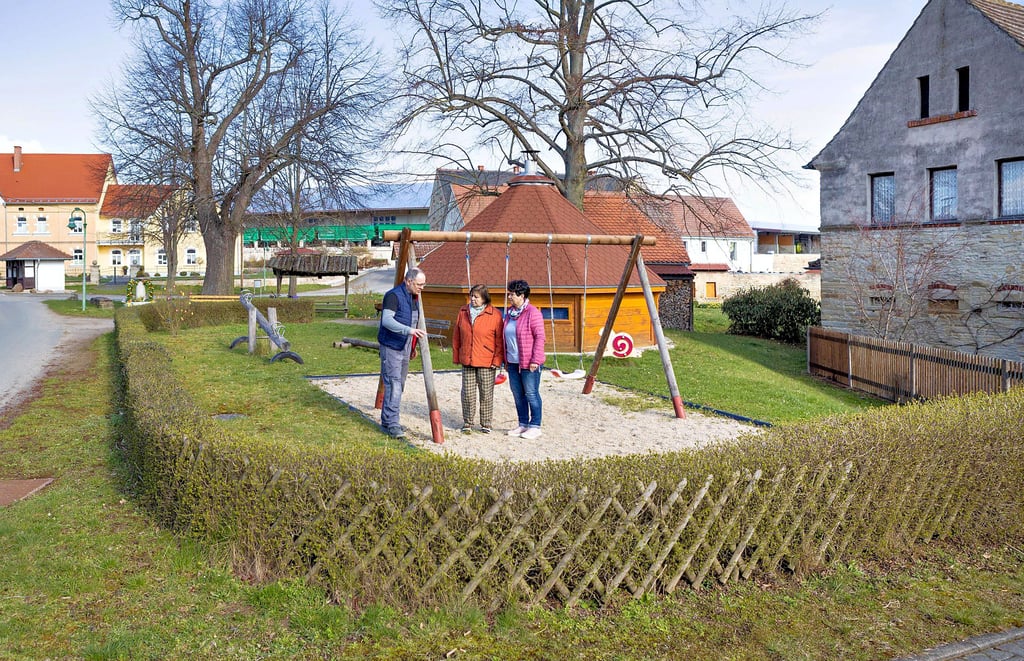 Gutenborns Bürgermeister vor Ort, hier in Loitzschütz. Dort musste der Spielplatz mit neuen Spielgeräten aufgewertet werden.
