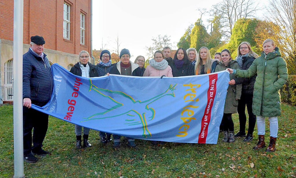 Am Rathaus in Staßfurt wurde eine Flagge gehisst, um auf Gewalt gegen Frauen hinzuweisen.