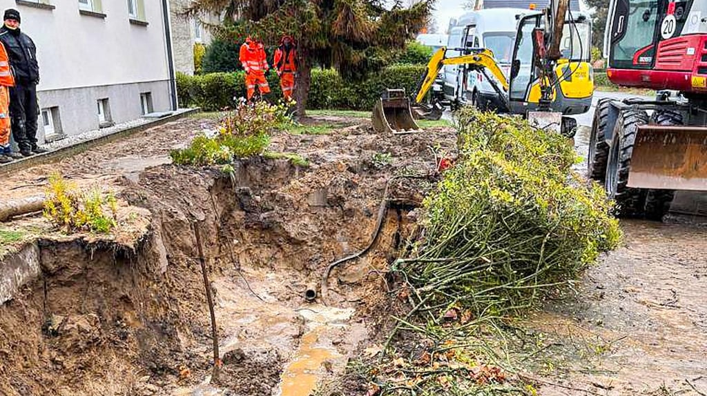 Eine Wasserleitung brach vor einem Wohnblock an der Humboldtstraße in Beetzendorf.