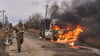 10. Gebirgsjägerbrigade „Edelweiß“: Nach einem Drohnenangriff in der Nähe von Bachmut in der Region Donezk brennt ein Bus.