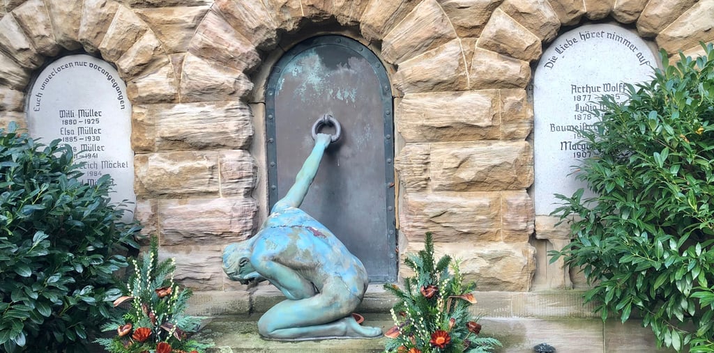 Eines der alten, kunstvoll gestalteten Grabmale an der Nordmauer des Michaelisfriedhofs in Zeitz, das auch unwiderruflich Vergangenes und Vergänglichkeit zeigt.