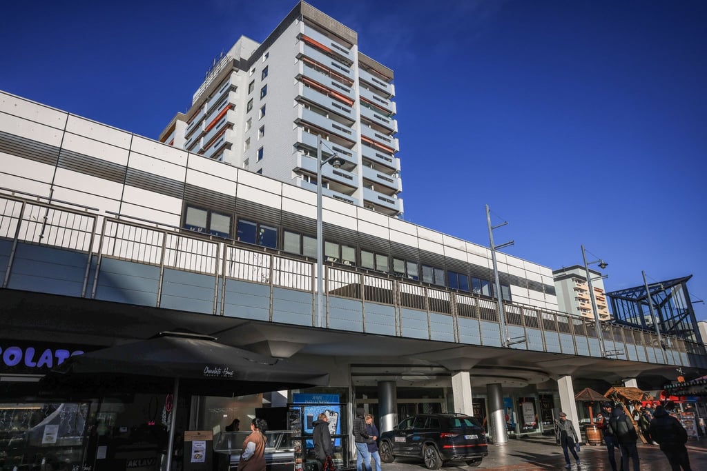 Kaufhaus-Gebäude in Leverkusen: Hier wollte die Modekette Aachener in Kürze eine Filiale eröffnen. Dieser Plan könnte nun überholt sein.