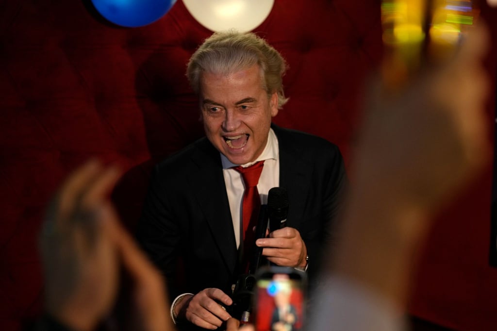 PVV-Chef Geert Wilders wird nach Bekanntgabe der Wahlprognose in Den Haag von Anhängern gefeiert.