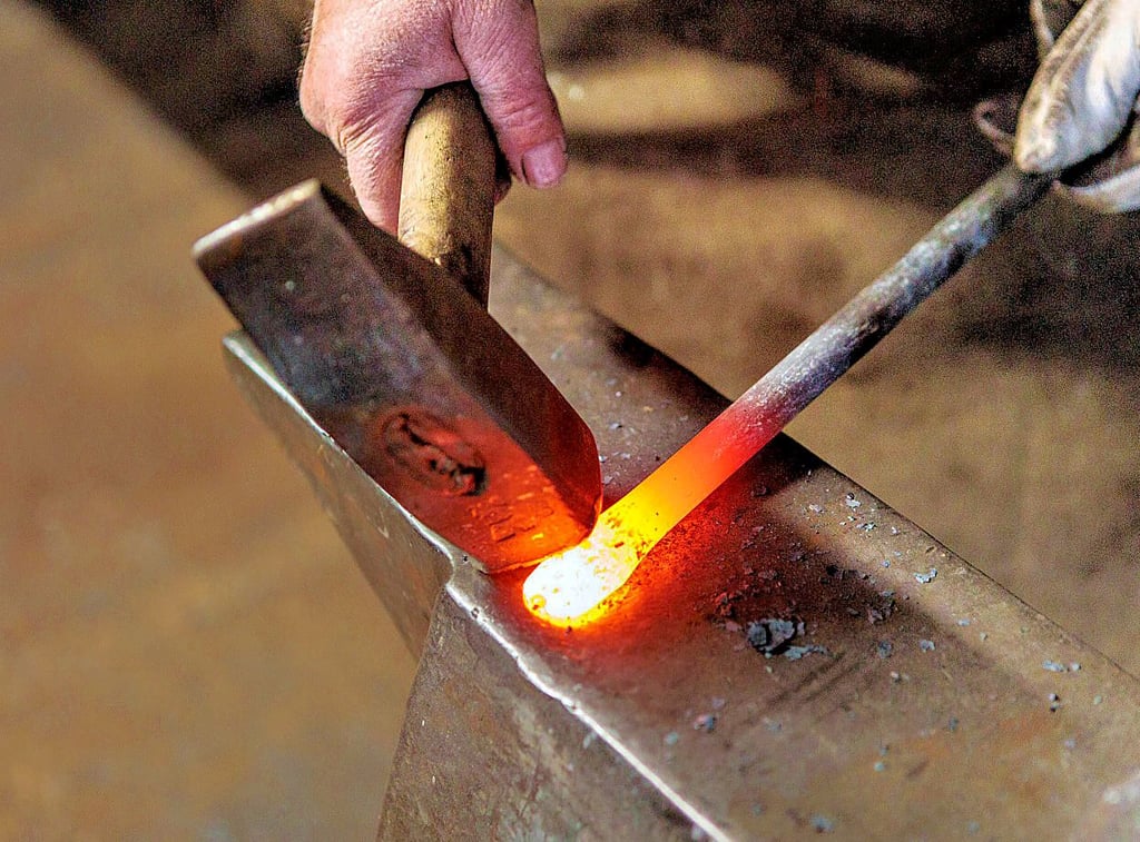 Hammer und Amboss sind die Werkzeuge von Andreas Schaller.