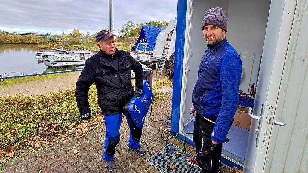 Wilfried Langner (l.) und Mario Bohnet vom Verein der Wassersportler helfen mit, die Gerätschaften und Anlagen im Calvörder Hafen winterfest zu machen.