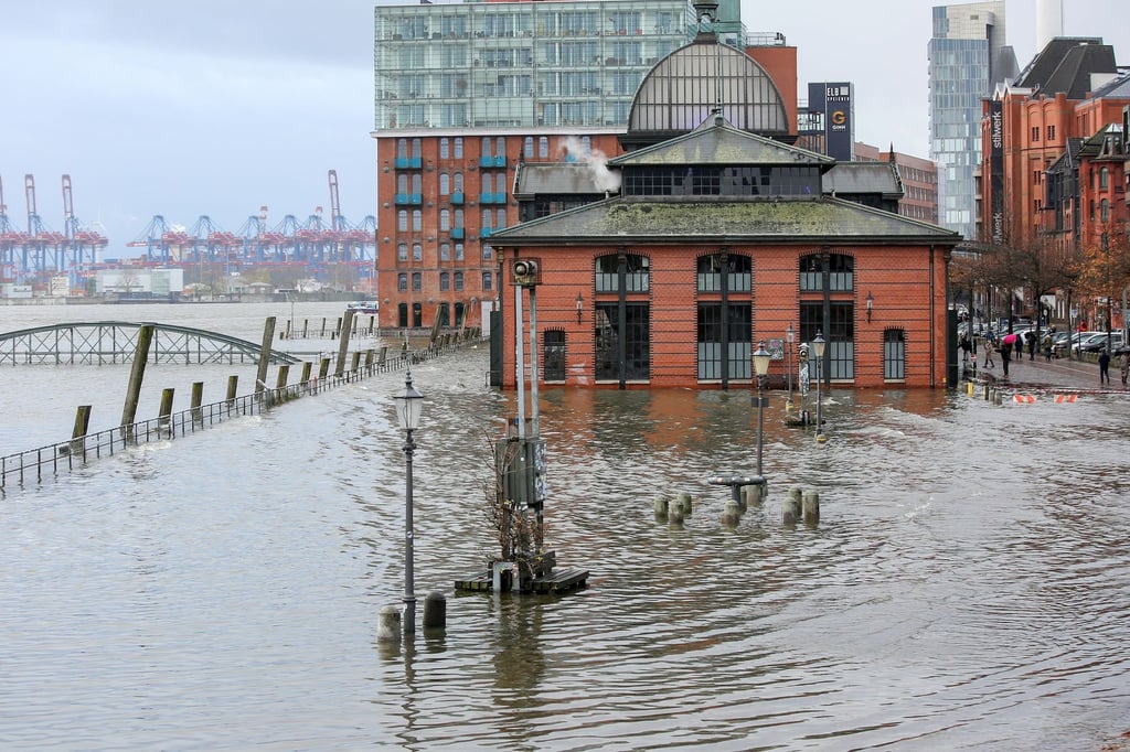 Das Wasser der Elbe wird bei einer Sturmflut auf den Hamburger Fischmarkt gedrückt.
