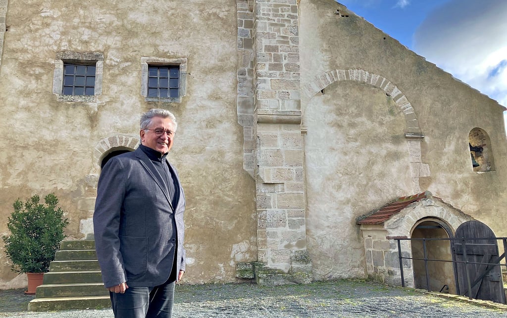 Klaus Wycisk steht vor der Kirche der Konradsburg. Der Stadtrat hat ihn zum Ehrenbürger der Stadt Falkenstein ernannt.