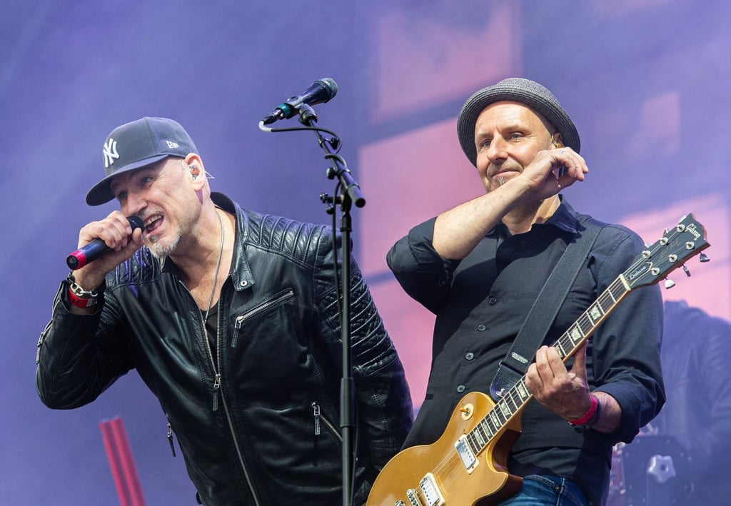 Kai Wingenfelder (l), Sänger, und Thorsten Wingenfelder, Gitarrist, bei einem Auftritt.